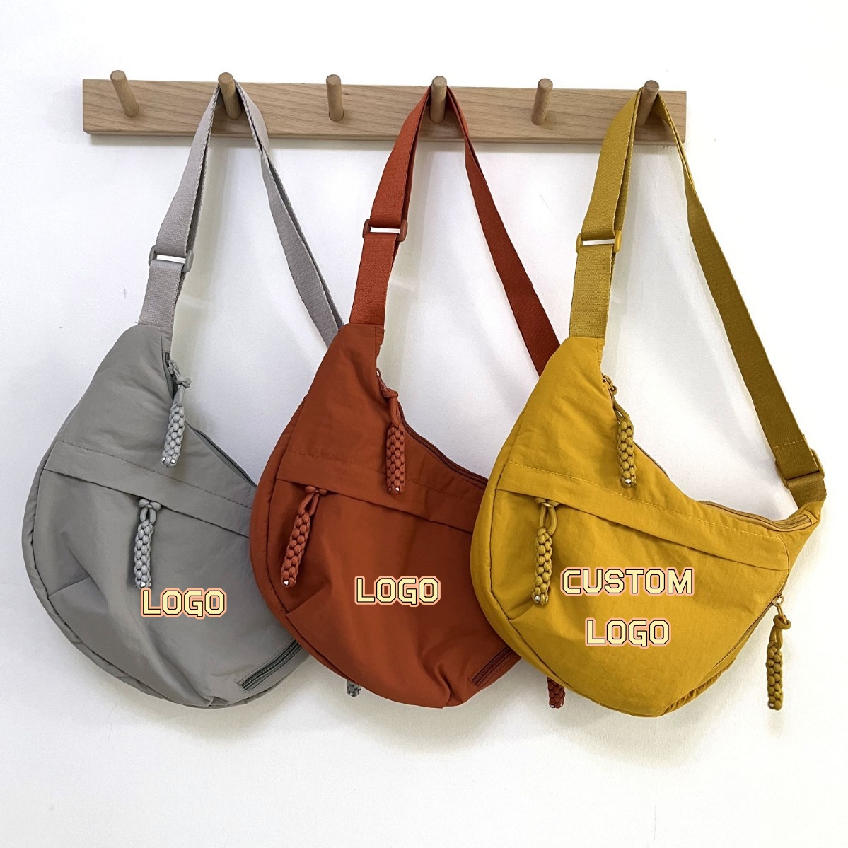 Women Bags Logo - กระเป๋าคาดลำตัวไนลอนรูปพระจันทร์เสี้ยวพร้อมโลโก้แบบกำหนดเอง กระเป๋าสะพายข้างลำลองน้ำหนักเบา สายปรับได้ เหมาะสำหรับผู้หญิงและผู้ชาย ใช้ได้ทุกวัน
