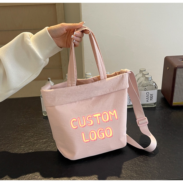 Women Bags Logo - กระเป๋าโท้ทไนลอนพิมพ์โลโก้ตามสั่งสำหรับผู้หญิง สายสะพายปรับได้ กระเป๋าถือสะพายข้าง ความจุมาก กันน้ำ กระเป๋าสะพายไหล่สำหรับช้อปปิ้งแบบลำลอง