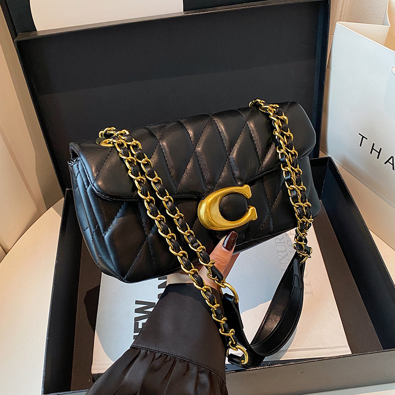 Women Bags Logo - กระเป๋าสะพายไหล่หนังควิลท์สำหรับผู้หญิง กระเป๋าสะพายข้างหรูหราพร้อมโลโก้ C สายโซ่สีทอง กระเป๋าถือขนาดเล็กแบบฝาปิด ดีไซน์เนอร์