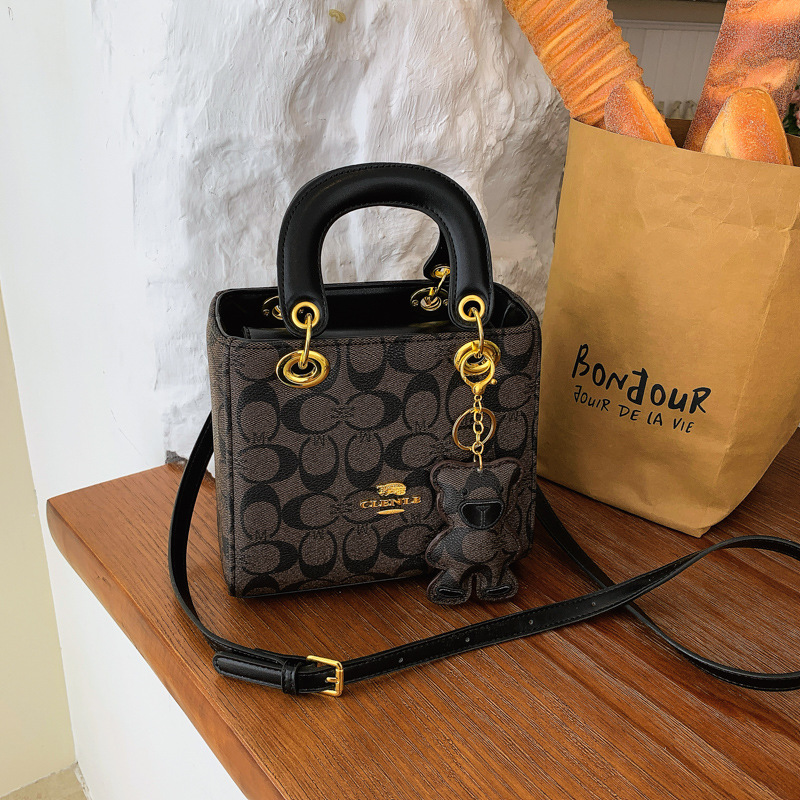 Women'S Bags At M&S - กระเป๋าผู้หญิงสุดหรู กระเป๋าถือวินเทจคลาสสิกลายโมโนแกรม กระเป๋าสะพายข้างแฟชั่นดีไซเนอร์สำหรับสุภาพสตรี พร้อมจี้รูปหมี เหมาะสำหรับใช้ในชีวิตประจำวันและออกเดท
