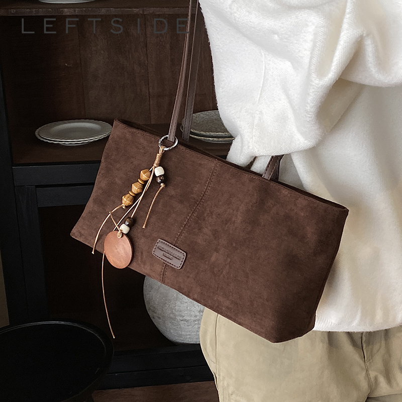 Women Bags 2026 Trends - กระเป๋าสะพายไหล่หนังกลับสไตล์เรโทร LEFTSIDE พร้อมจี้ลูกปัดไม้ รุ่นใหม่ปี 2026 กระเป๋าถือแฟชั่นหรูหราสีพื้นสำหรับผู้หญิง