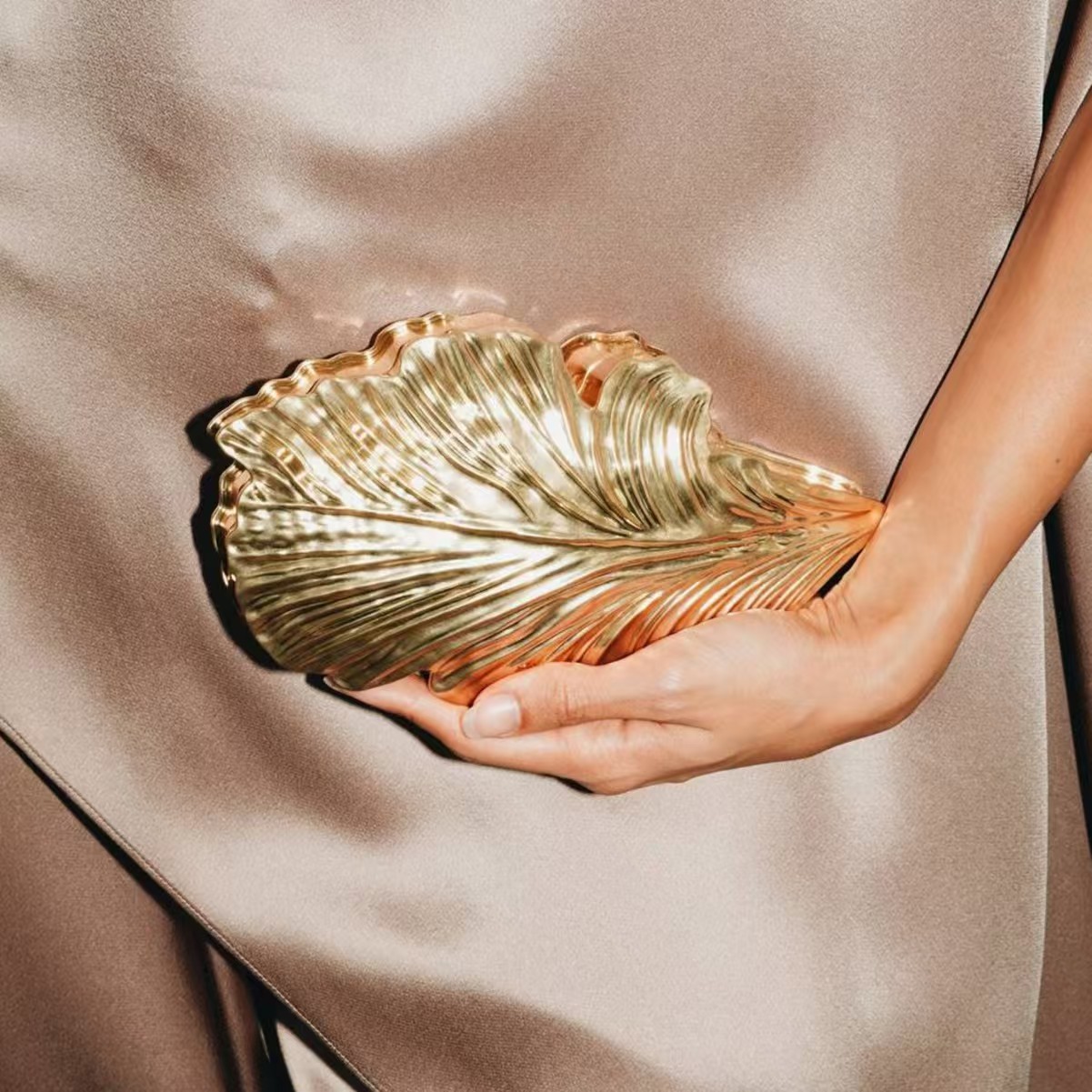 กระเป๋าถืออะคริลิคใบไม้สีทองสุ - Women Bags Golden บทวิจารณ์และราคา