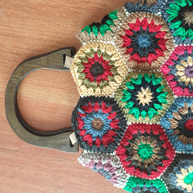 กระเป๋าถือโครเชต์ลาย Granny Sq - Women Bags 2026 Trends บทวิจารณ์และราคา