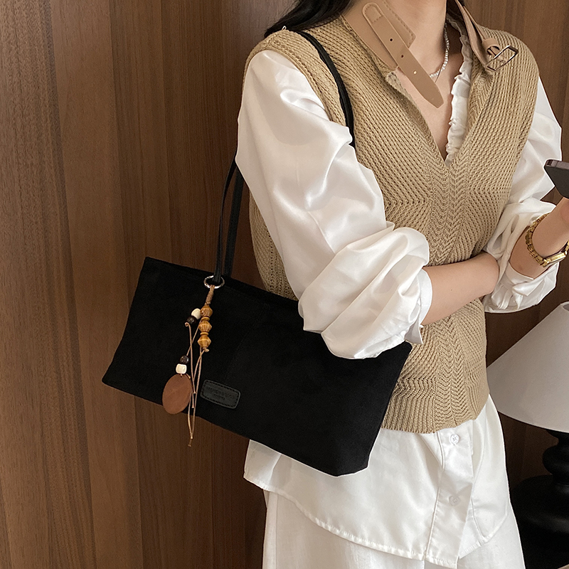 กระเป๋าสะพายไหล่หนังกลับสไตล์เ - Women Bags 2026 Trends บทวิจารณ์และราคา